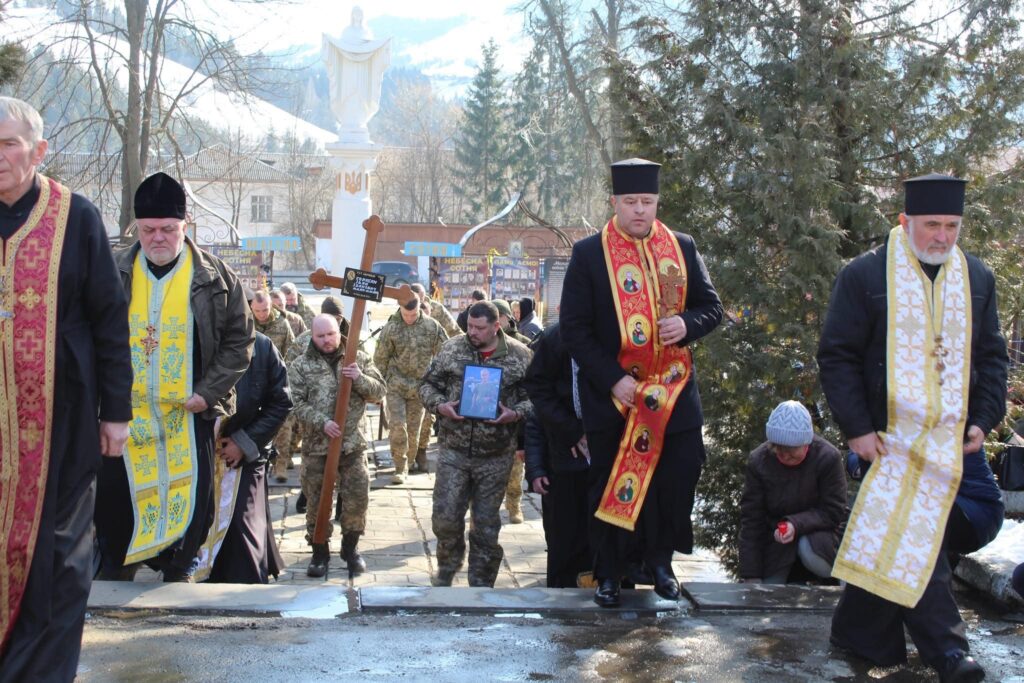 Церковний обряд з військовими на відкритому повітрі.