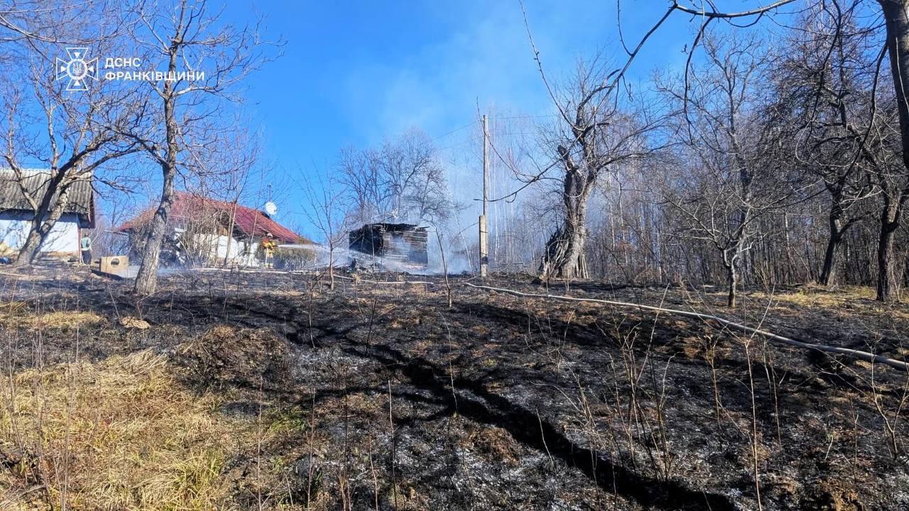 На Косівщині під час гасіння пожежі сухої трави виявили тіло чоловіка. ФОТО