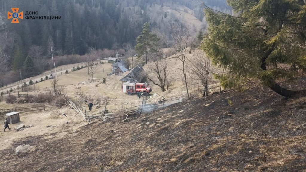 Пожежний автомобіль у сільській місцевості Карпат.