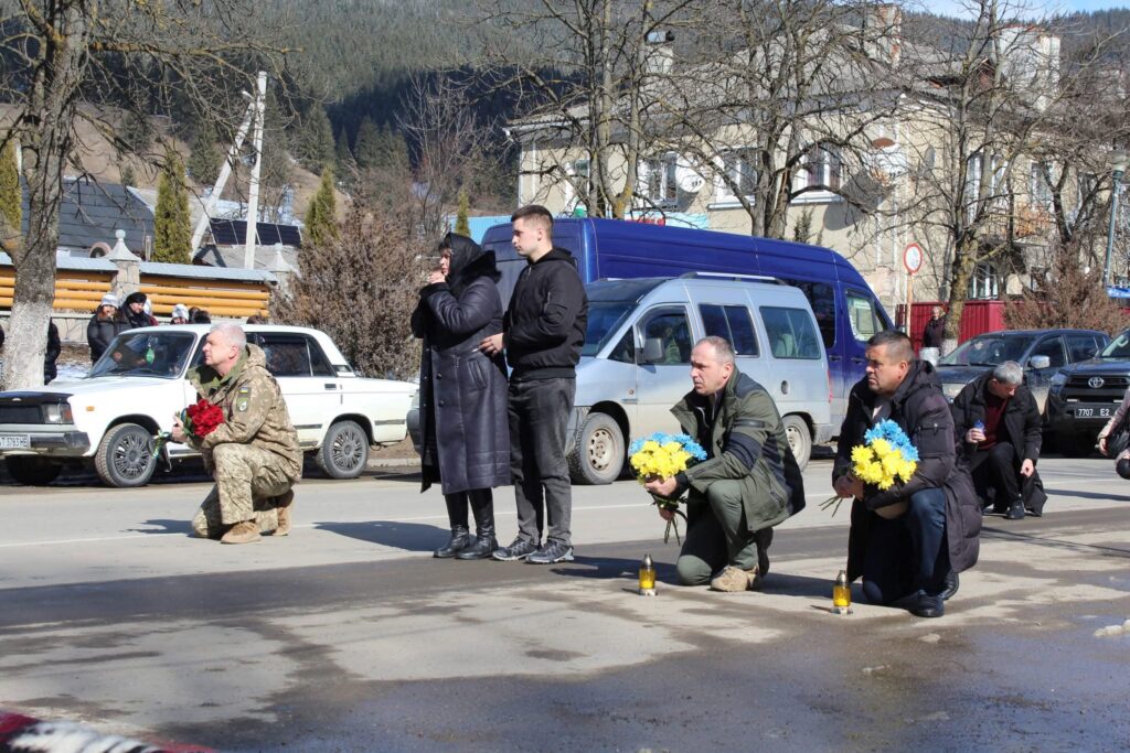 Люди вшанують пам'ять з квітами та свічками