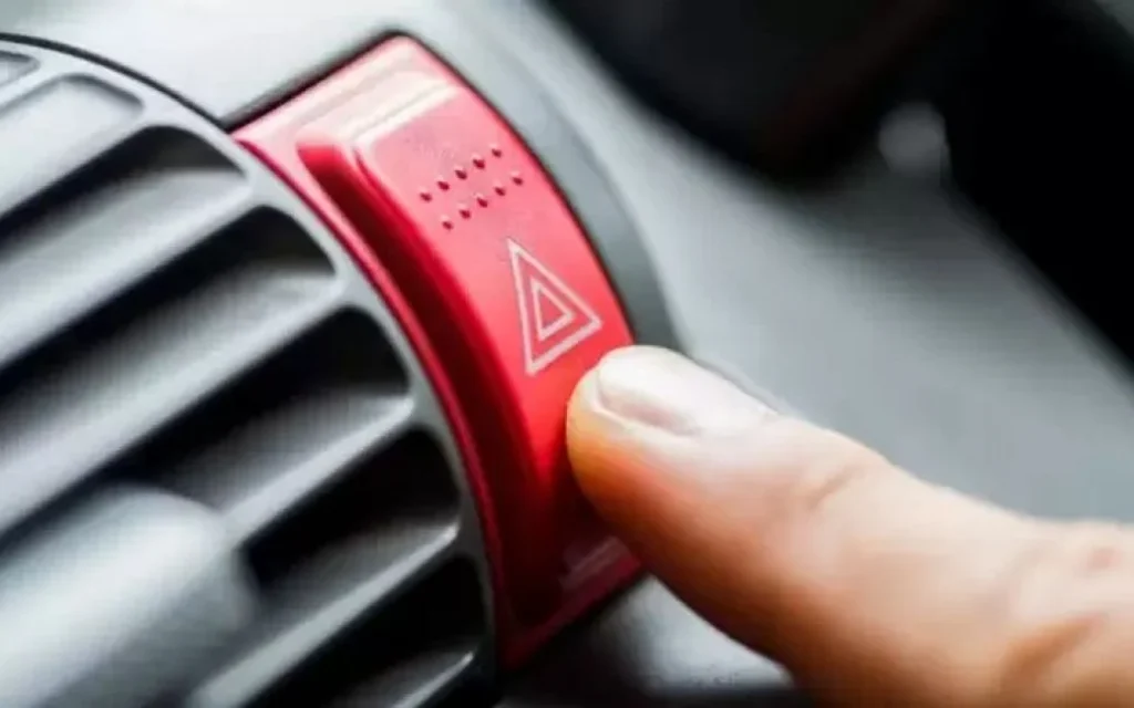 В Україні штрафуватимуть водіїв за подяку "аварійкою"