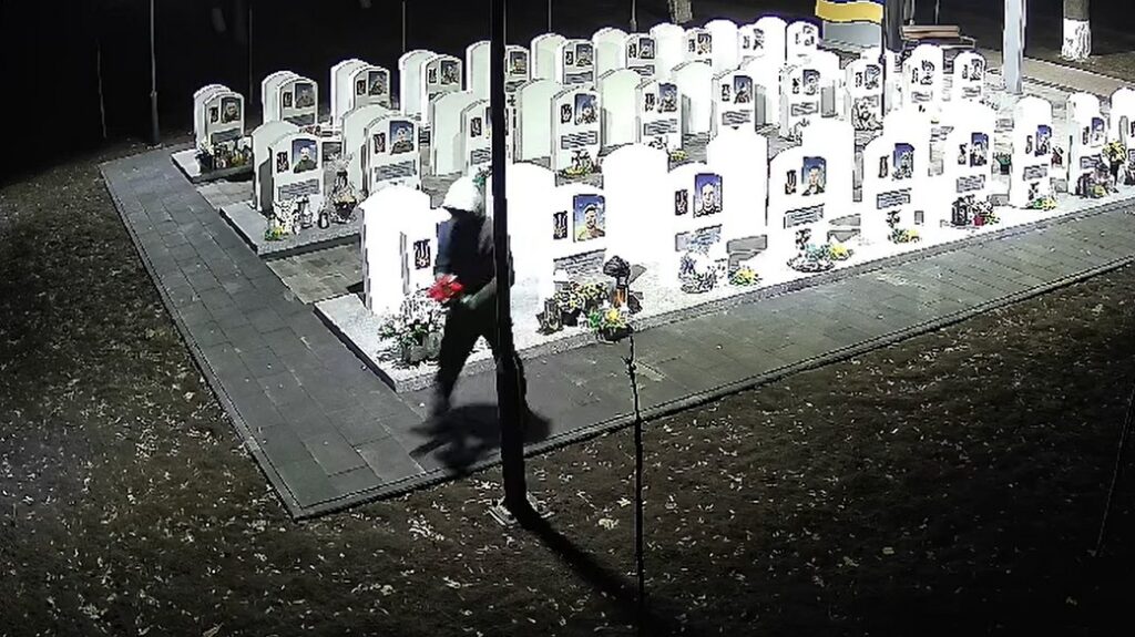 У Снятині чоловік викрав квіти з Алеї слави. ВІДЕО