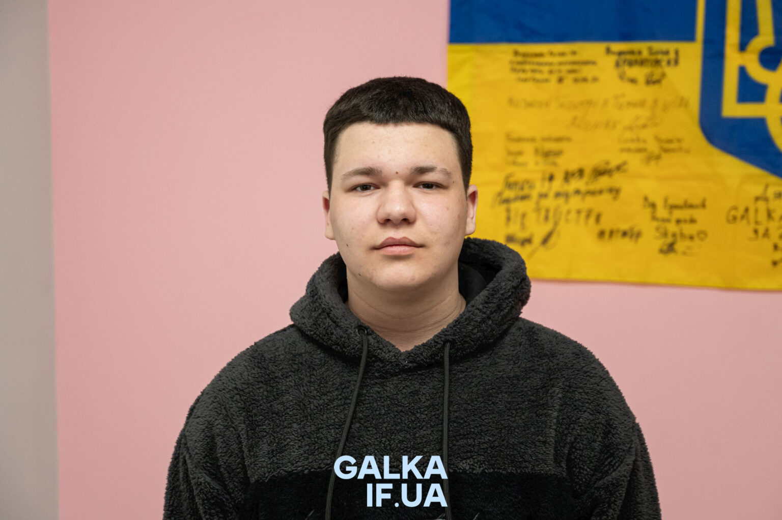 Портрет молодого чоловіка на фоні прапора України