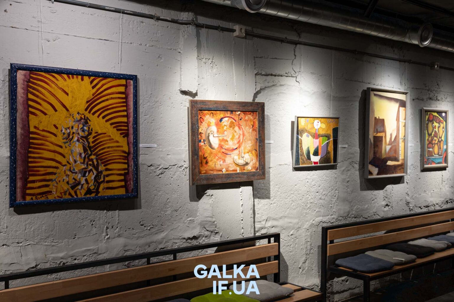 Галерея сучасного мистецтва, картини на сірій стіні.