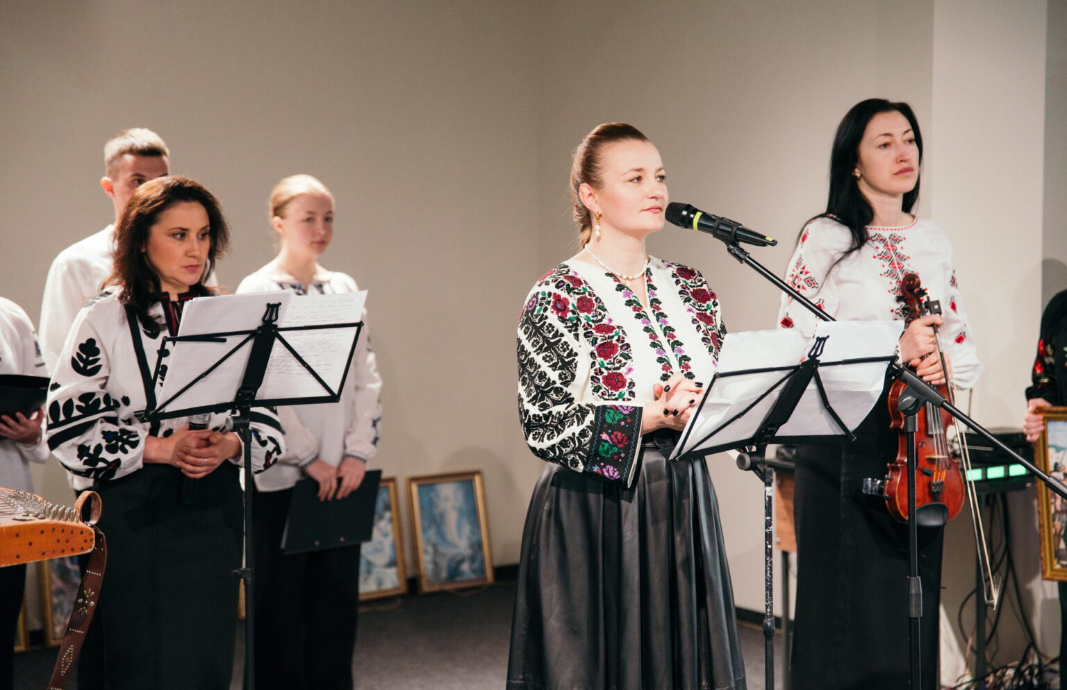 Виконавці у вишиванках на концерті