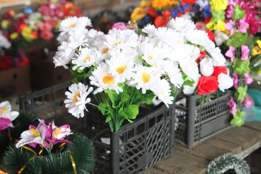 Ритуальні штучні квіти: якісні вироби для особливих моментів