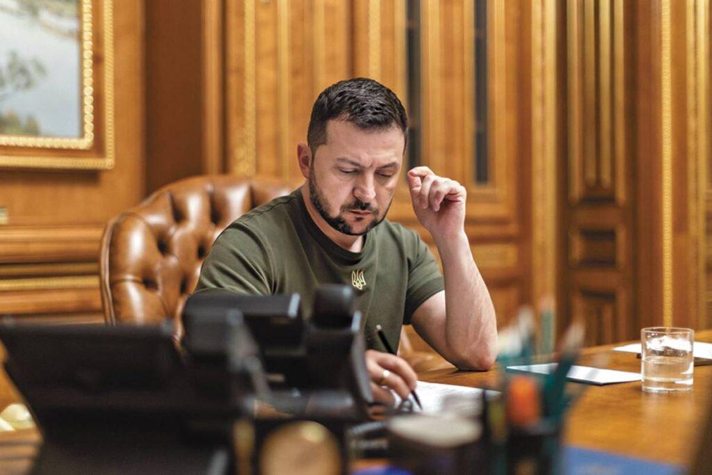 Чоловік за робочим столом у кабінеті
