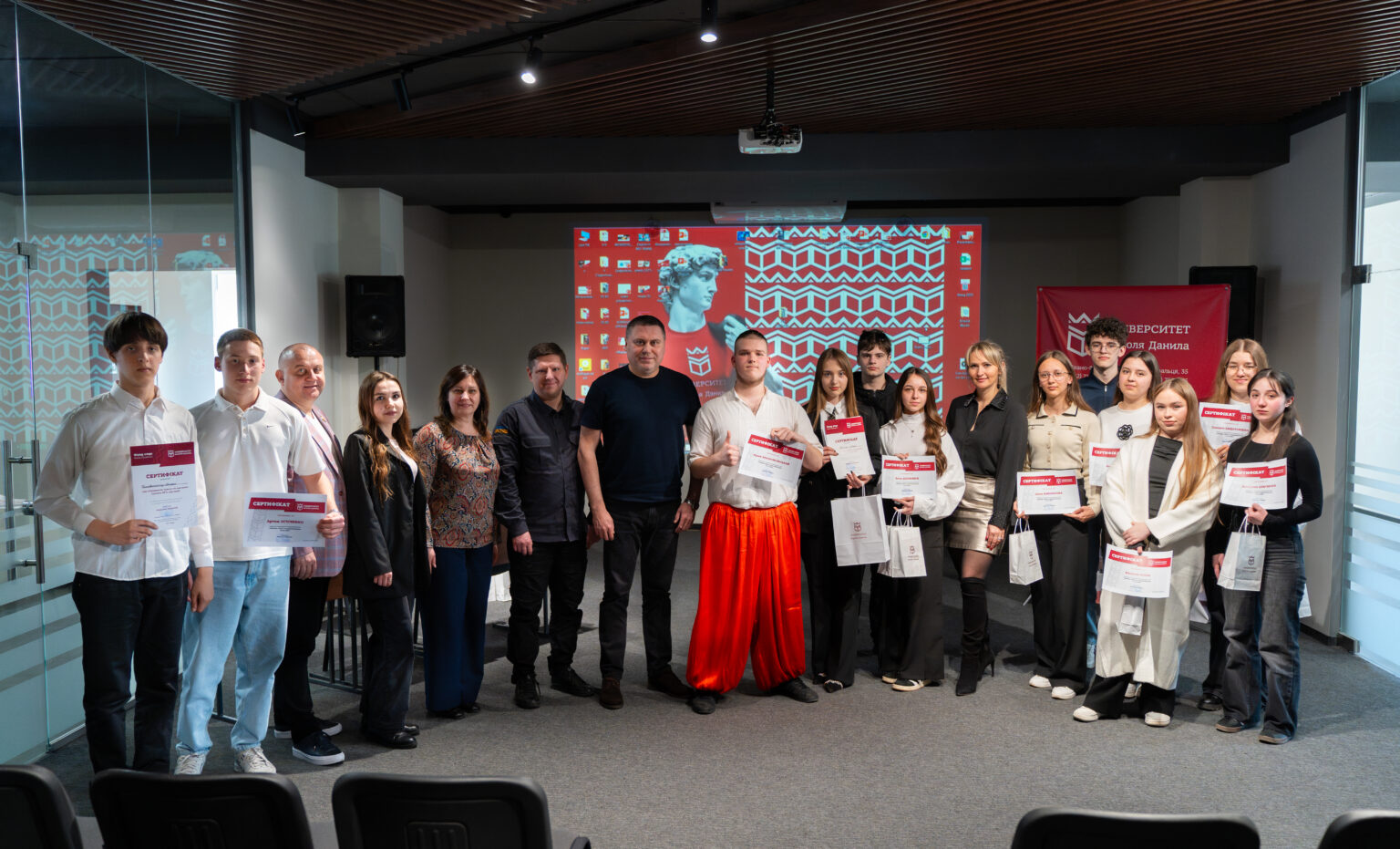 Групове фото студентів з сертифікатами на заході