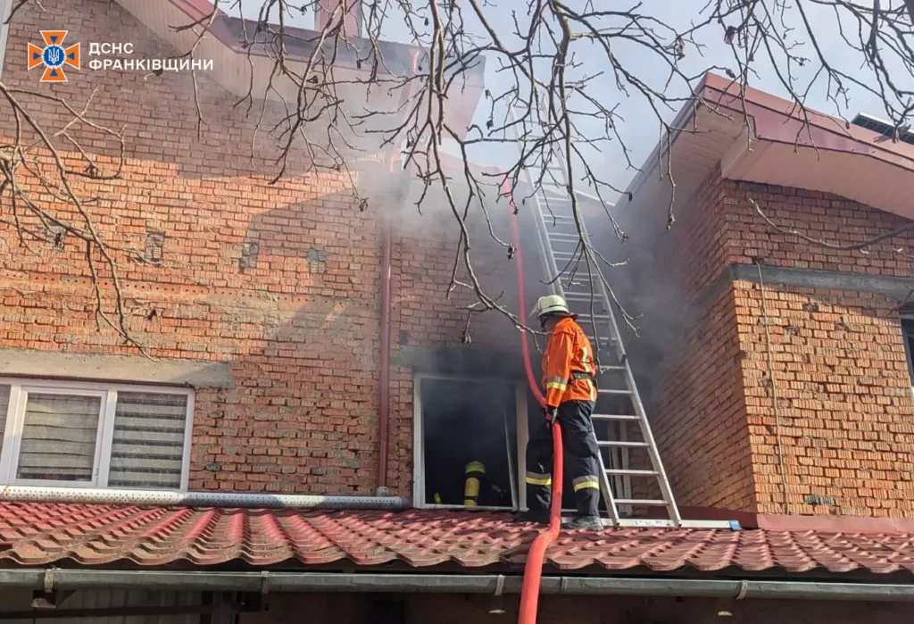 Пожежники гасили пожежу в цегляному будинку.