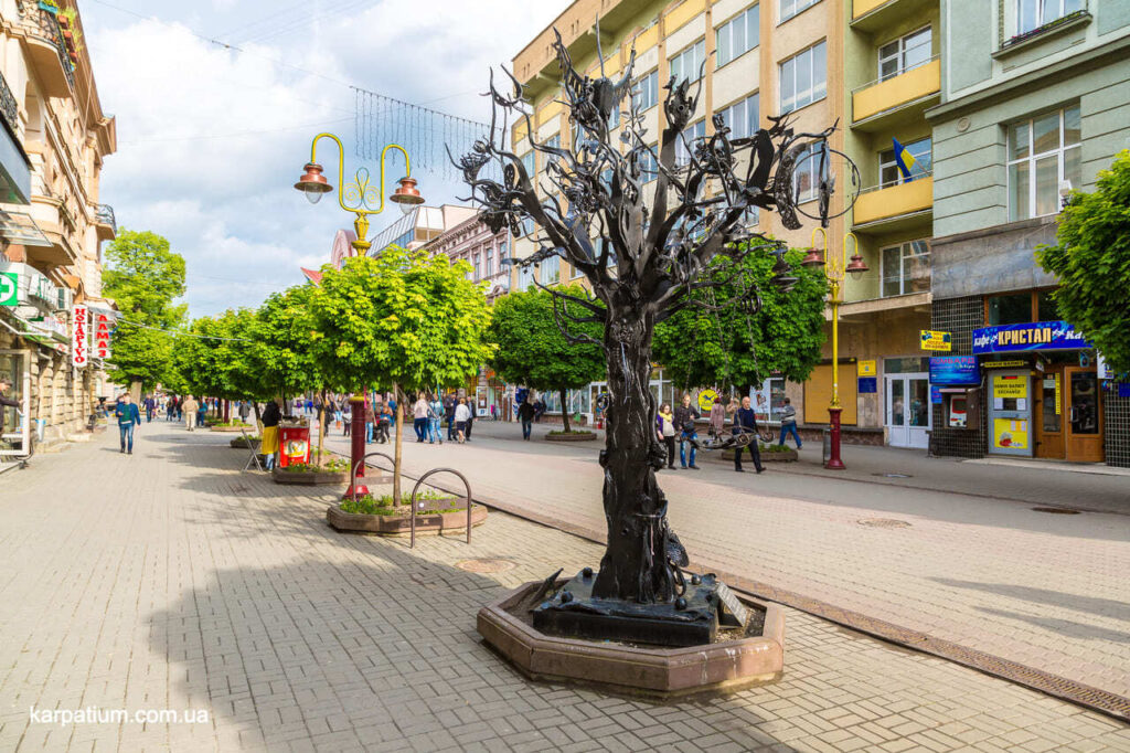 Металеве дерево на вулиці міста, Україна