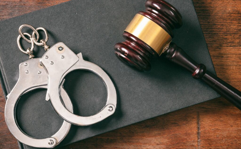 Кайданки і молоток судді на столі