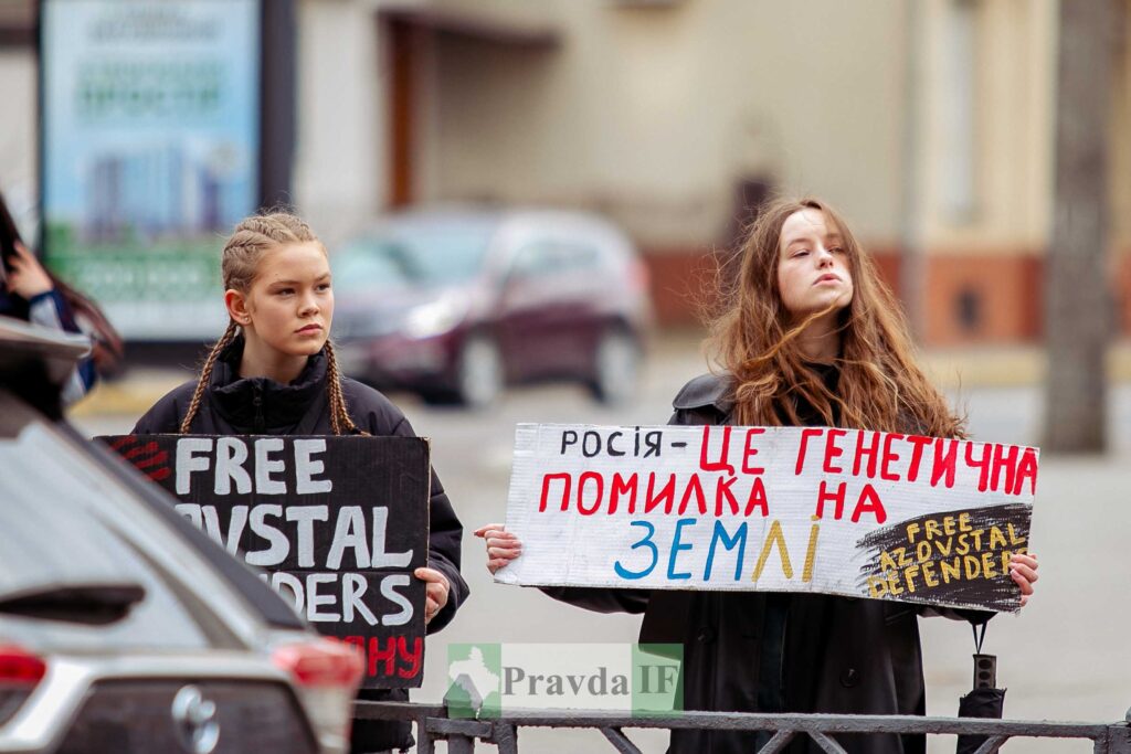 Дівчата з плакатами на мітингу