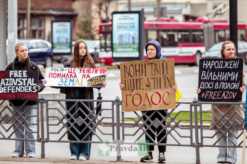 Протест із плакатами за звільнення захисників Азовсталі.