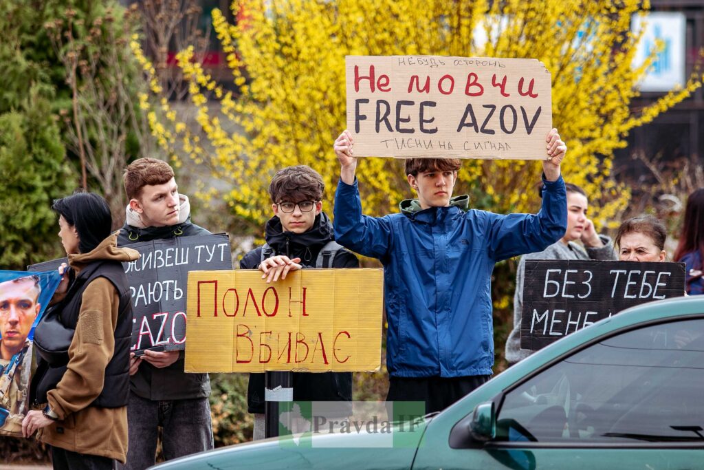 Люди тримають плакати на акції протесту.