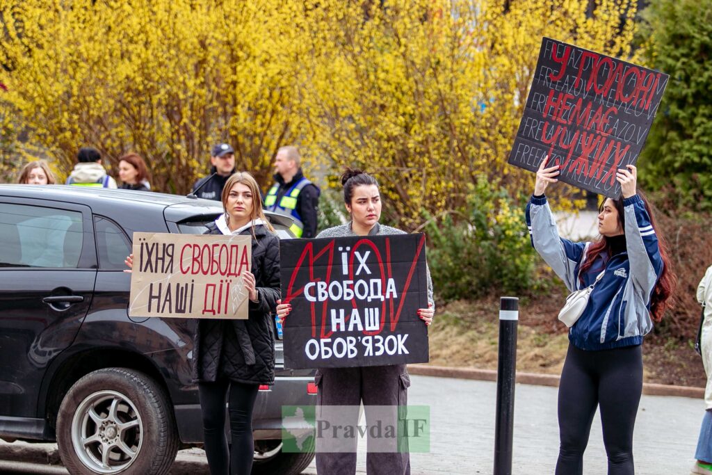 Протест із плакатами за свободу, Україна.