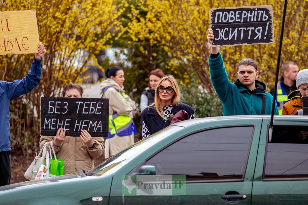 Група людей з плакатами на протесті