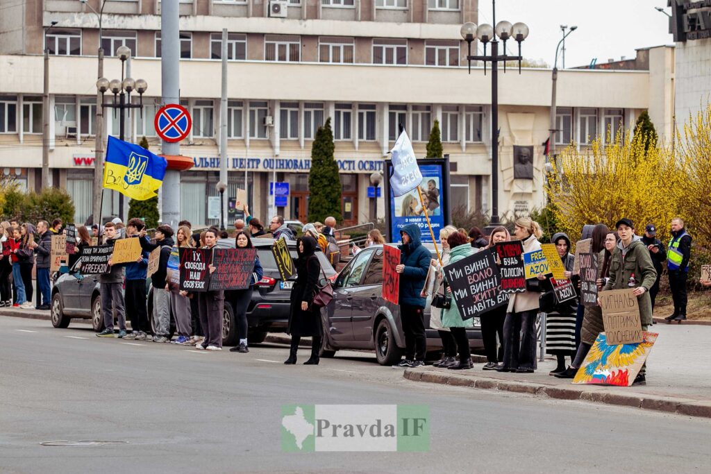 Протестувальники з плакатами у центрі міста