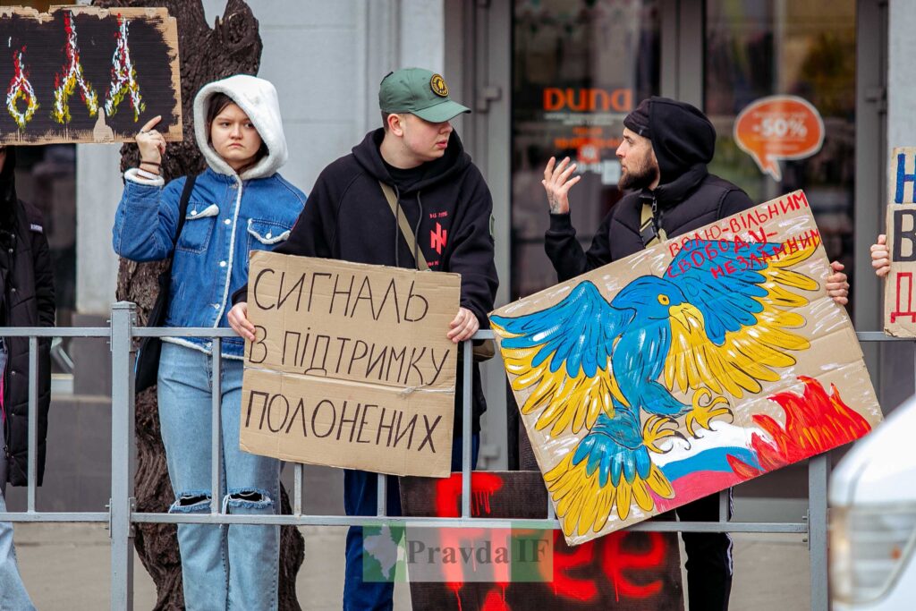 Люди з плакатами на акції підтримки полонених.