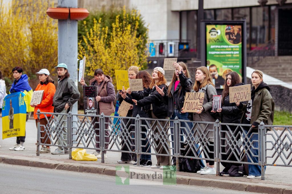 Протест у підтримку Азова на вулиці.