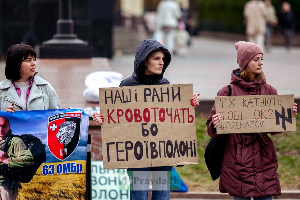 Протест із плакатами за звільнення військовополонених