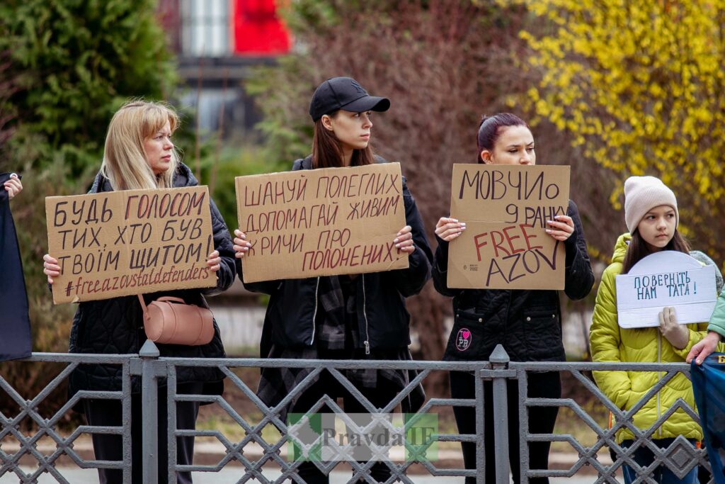 Люди тримають плакати на акції протесту.