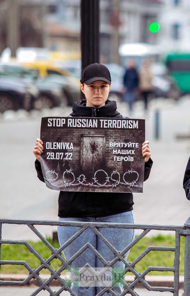 Протест проти російського тероризму з плакатом