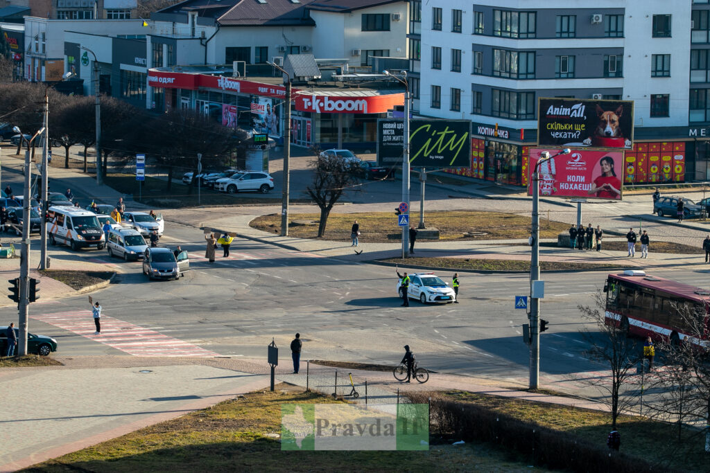 Перехрестя з рухом транспорту і перехожими, Україна.