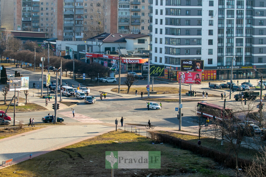 Жваве перехрестя з автомобілями і пішоходами в місті.