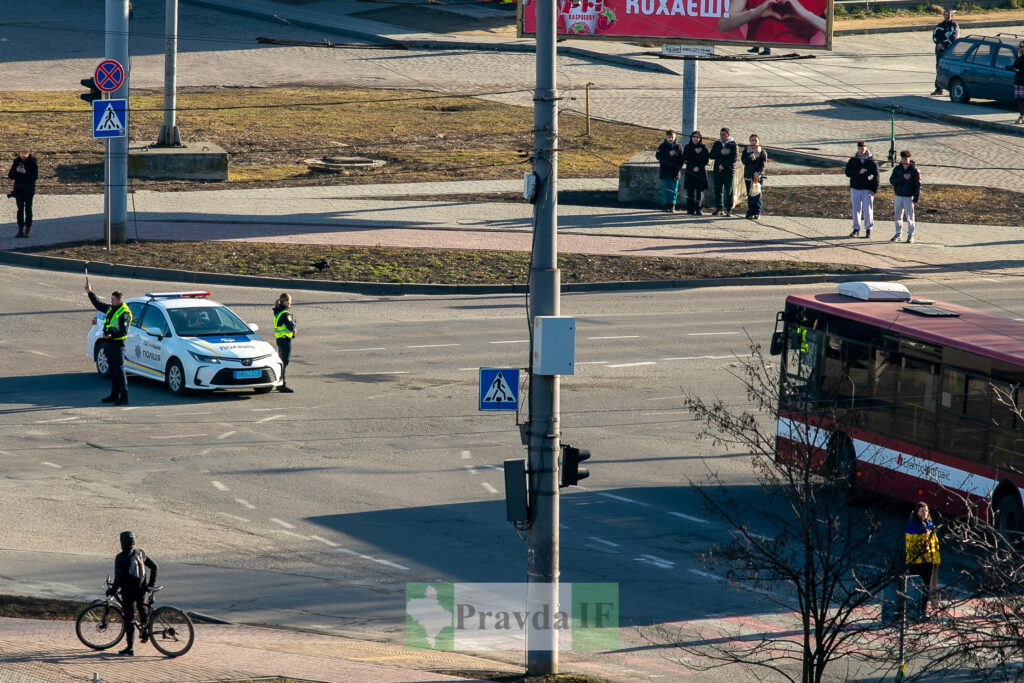 Поліцейські регулюють рух транспорту на перехресті