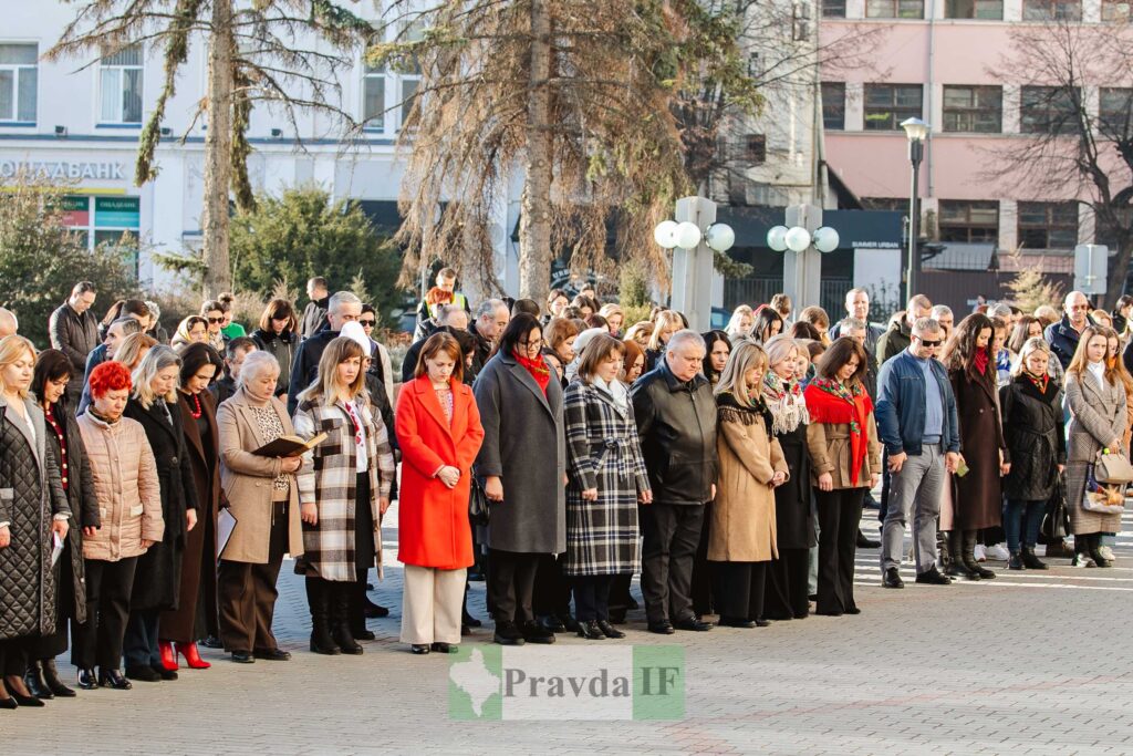 Люди зібралися на вуличний захід у місті.