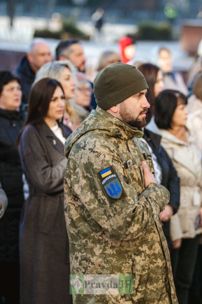 Військовий у формі на церемонії