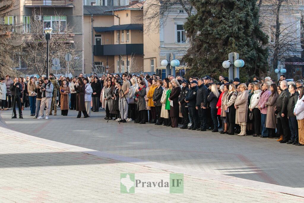 Зібрання людей на площі в місті