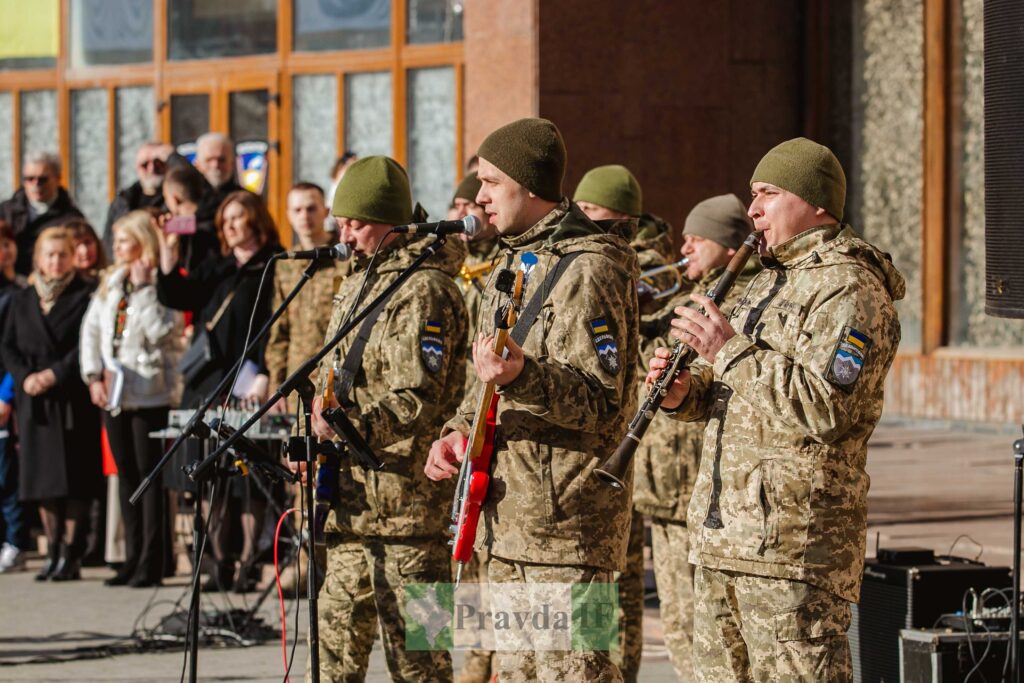 Український військовий оркестр виконує музику на вулиці