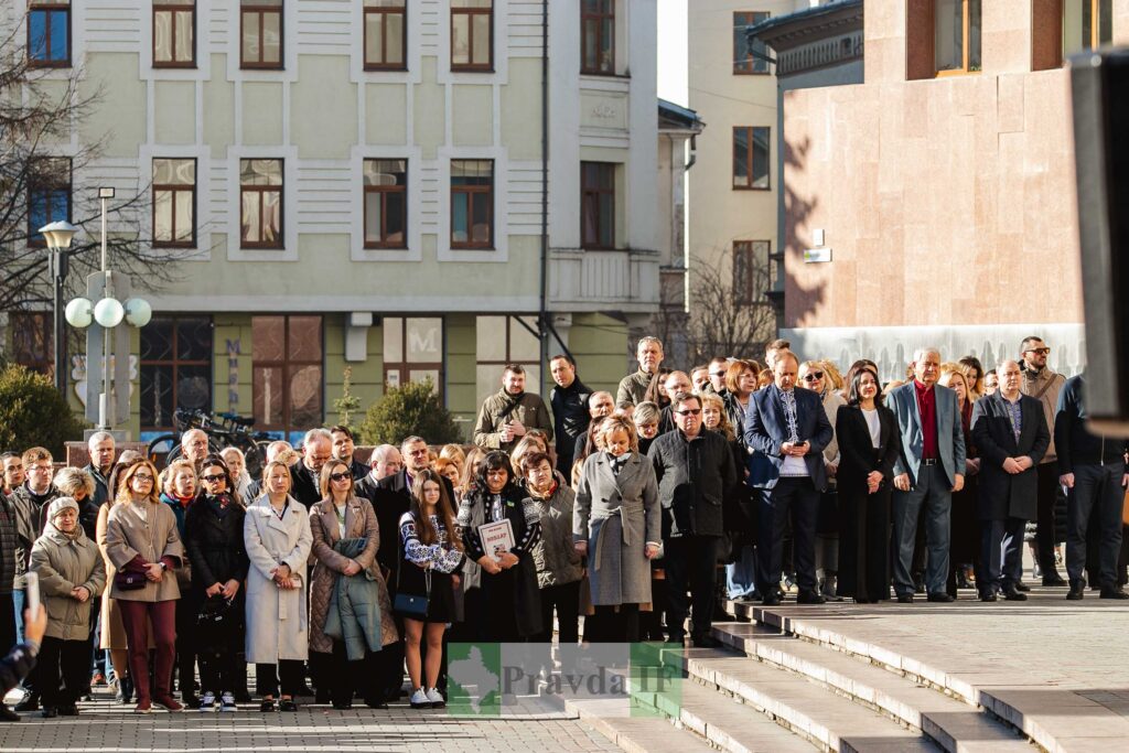 Група людей на вулиці перед будівлею