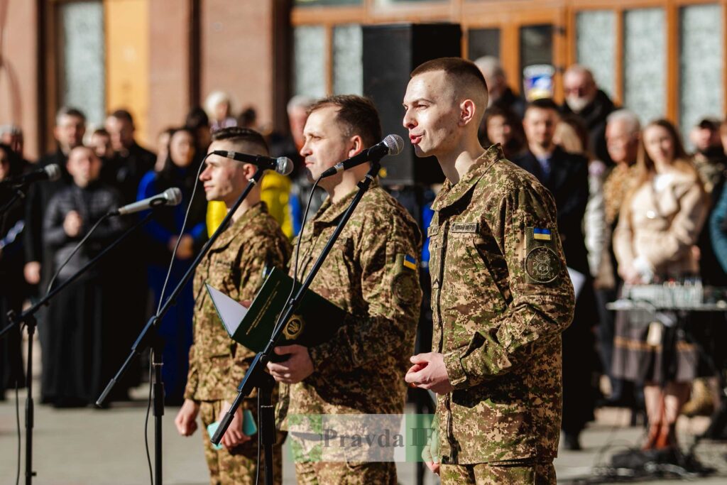 Українські військові виступають на відкритому заході