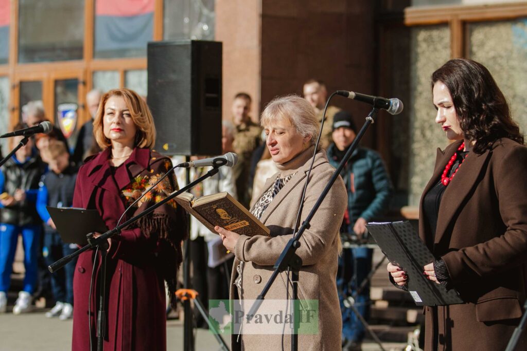 Троє жінок виступають на відкритому повітрі.