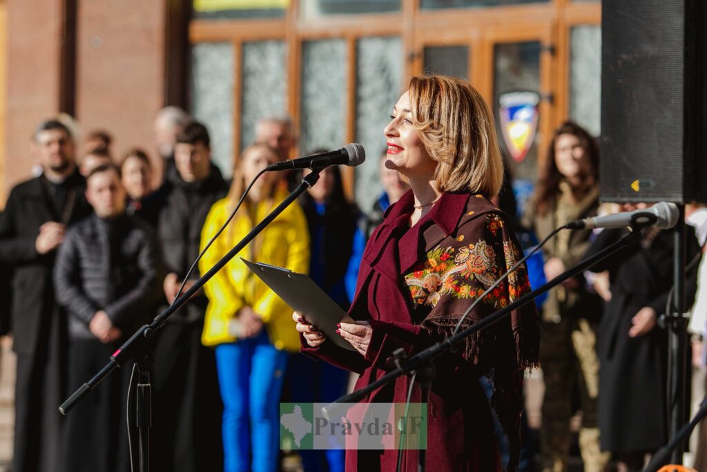 Жінка виступає на мітингу з мікрофоном