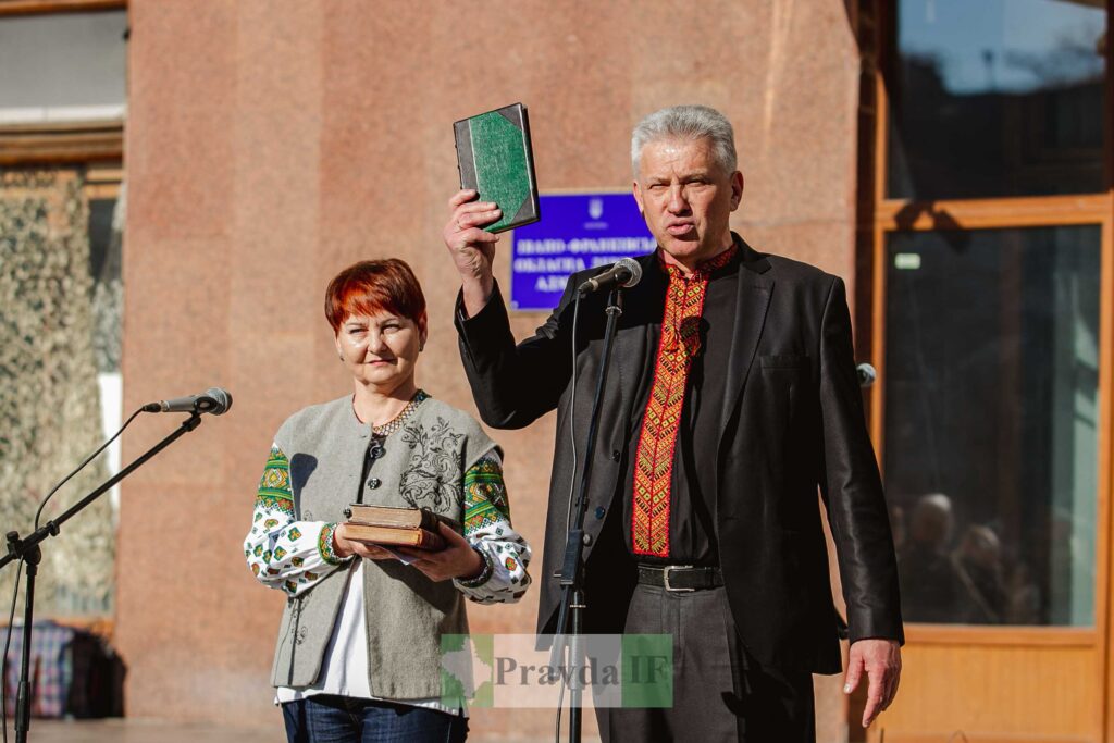 Люди виступають на мітингу з книжками