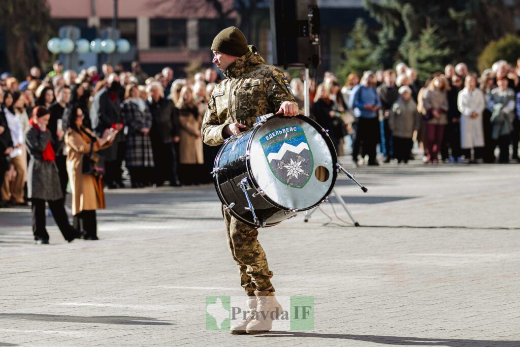 Військовий грає на барабані на вулиці.