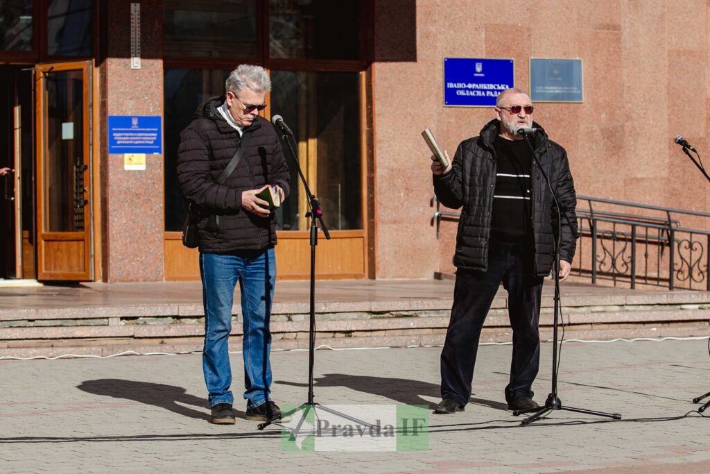 Чоловіки читають вірші перед обласною радою