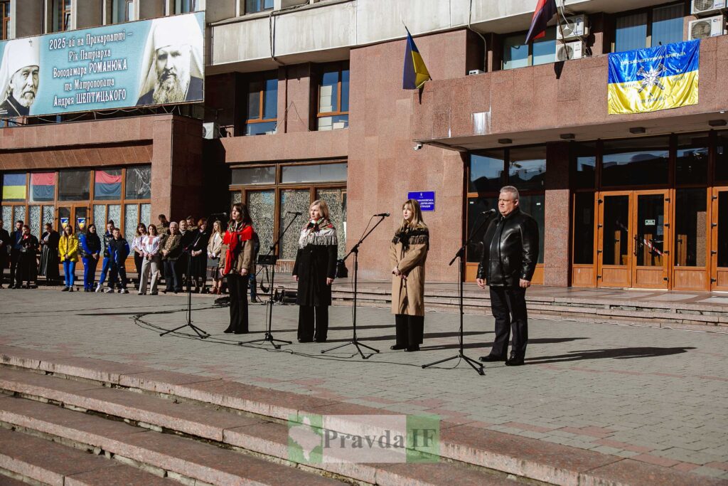 Виступ національне свято у місті, люди на сцені.