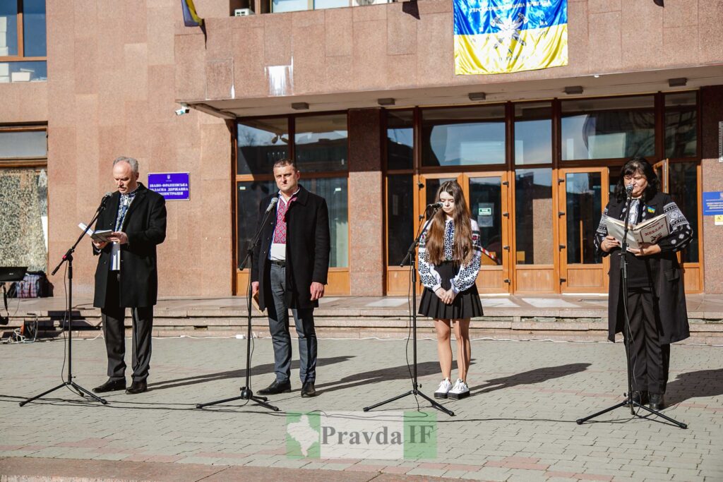 Виступ на вулиці біля адміністративної будівлі.