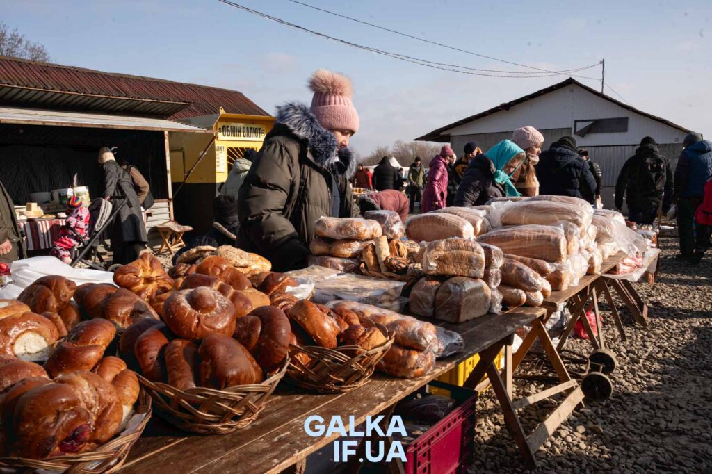 Продаж хліба на відкритому ринку взимку.