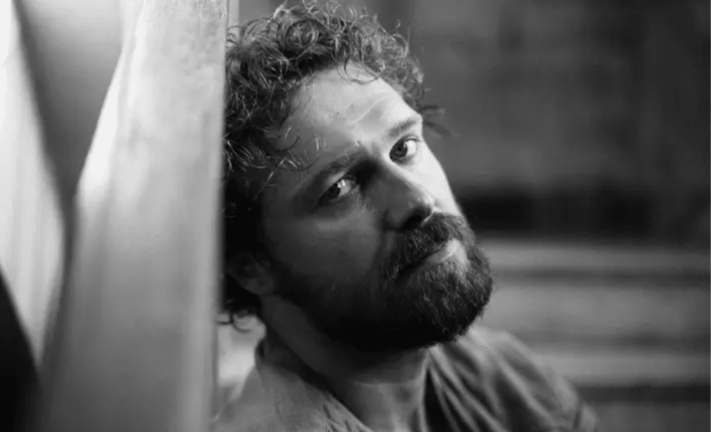 Чорно-білий портрет чоловіка з бородою