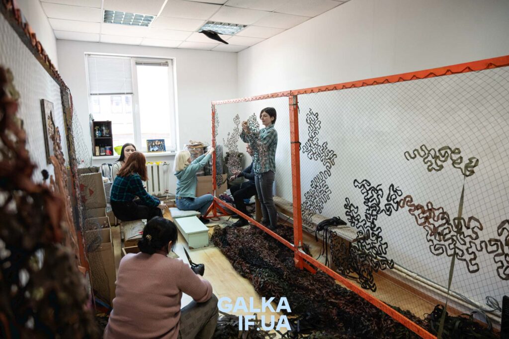 Люди плетуть захисну сітку у кімнаті