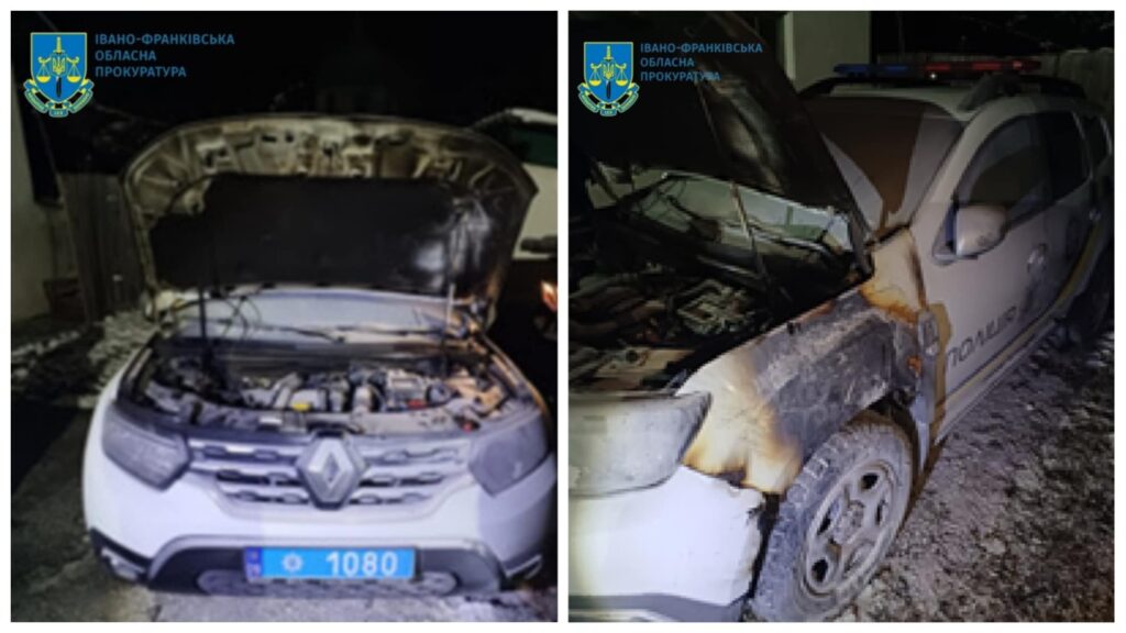 Згоріла машина з відкритим капотом, ніч, поліція