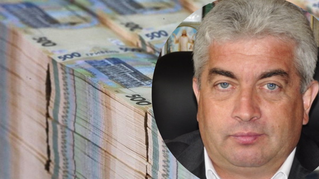 Людина з грошима, купюри 500 гривень.