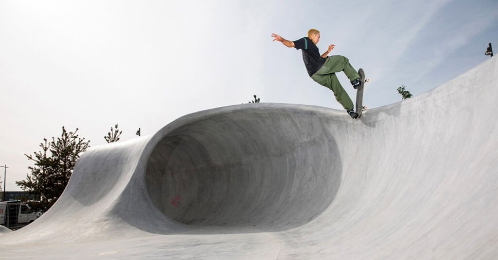 Скейтбордист виконує трюк у скейтпарку