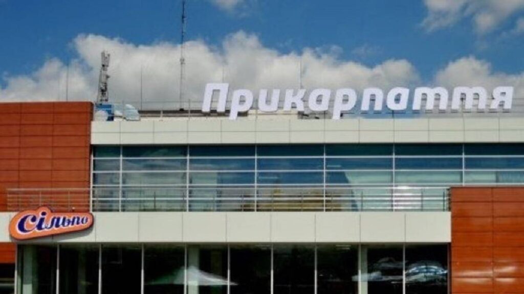 Фасад торгового центру Прикарпаття, магазин Сільпо