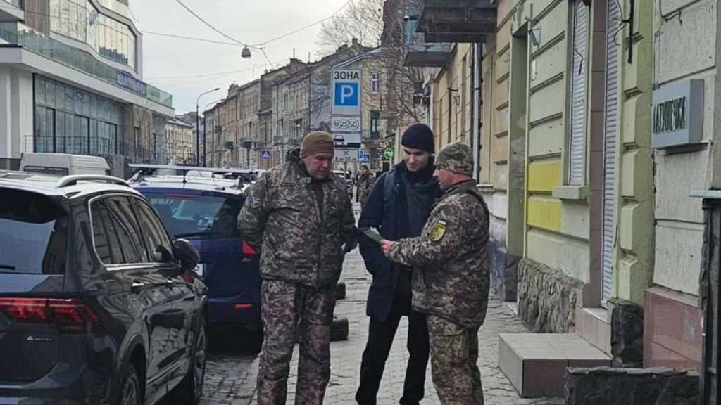 Перевірка документів чоловіками у військовій формі